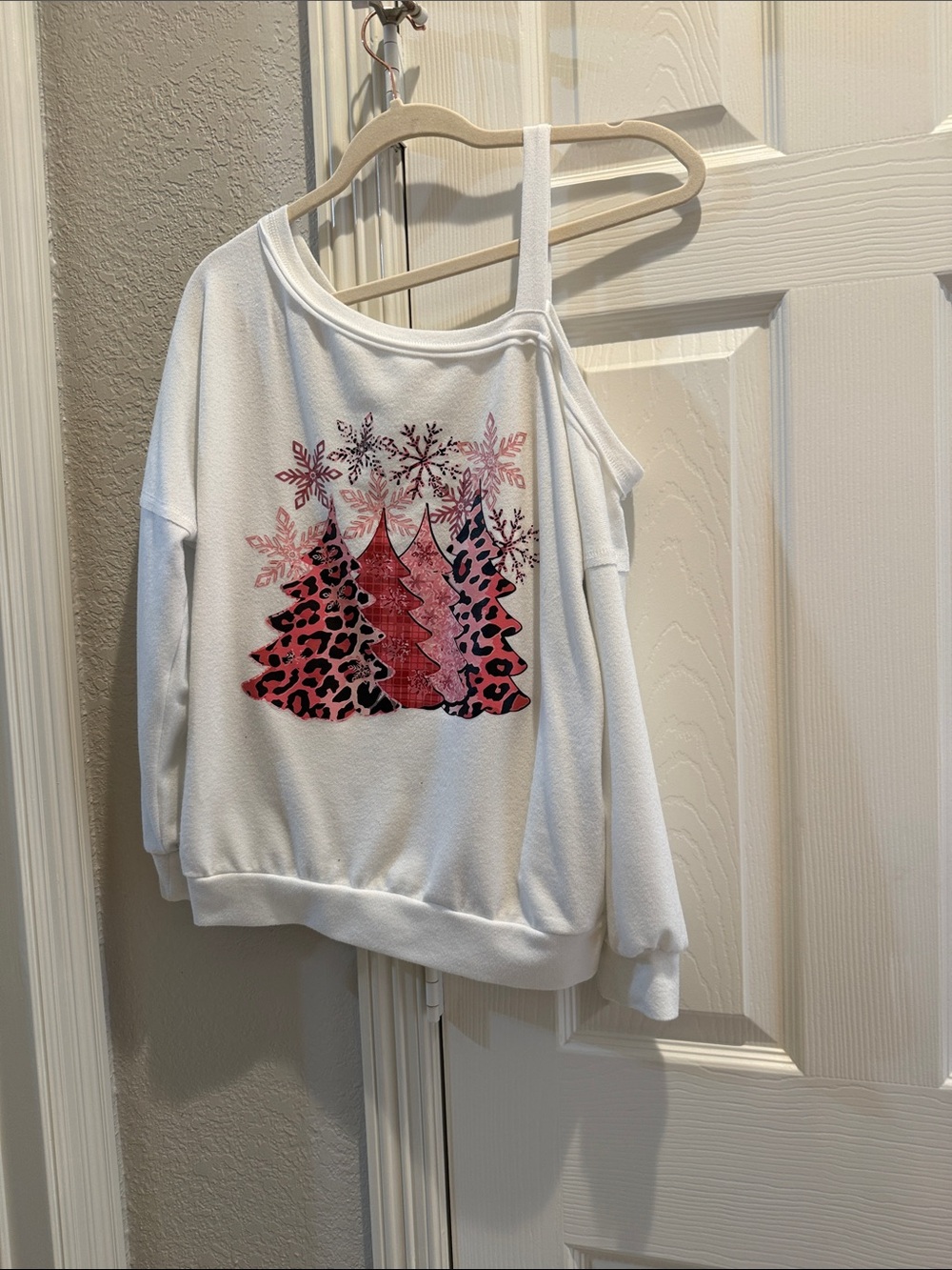 White Off-Shoulder Sweatshirt with Pink Leopard Christmas Tree Graphic